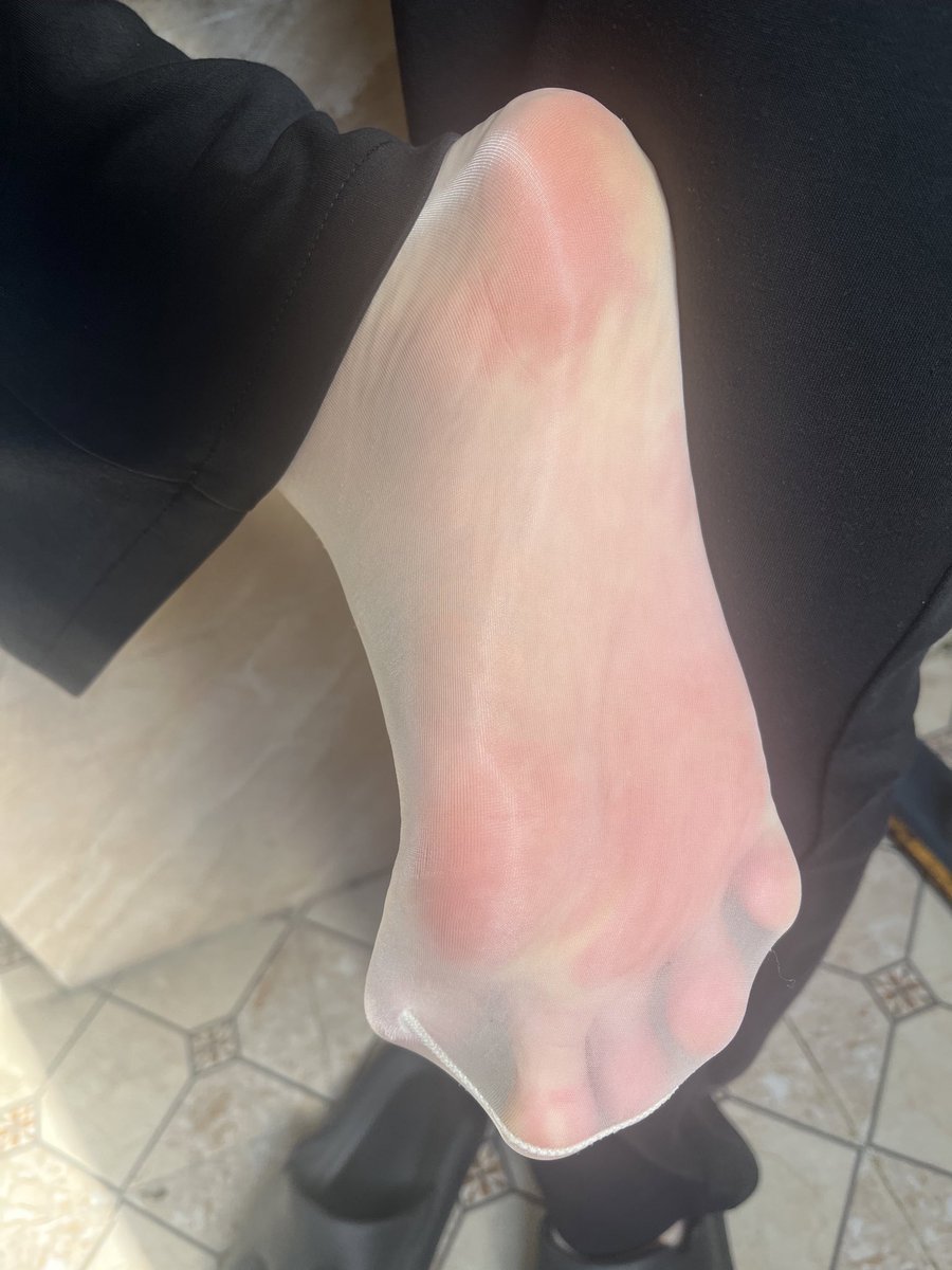 naiver_man's tweet photo. 今日女神福利：哈尼的短丝，油亮短丝诱惑力十足。
🧚‍♀️：@hani3904398367 https://t.co/NcR3h678N6