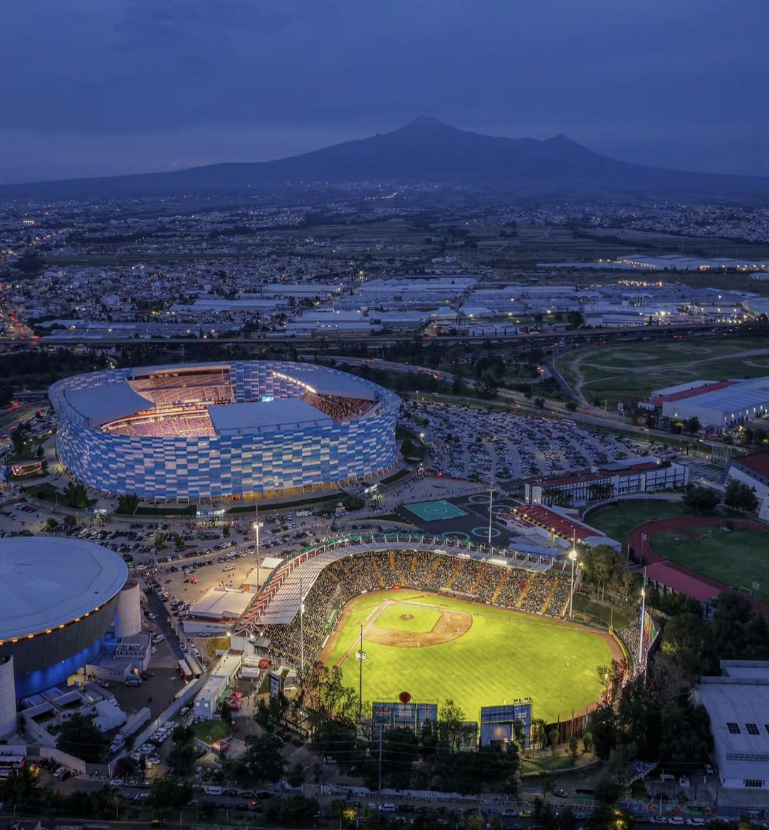 MXESTADIOS's tweet photo. Dos en uno!
Partido de futbol en el Cuauhtémoc y partido de beisbol en el Hermanos Serdán. 

La foto es de CSDrones. https://t.co/i1zk6zP7IL