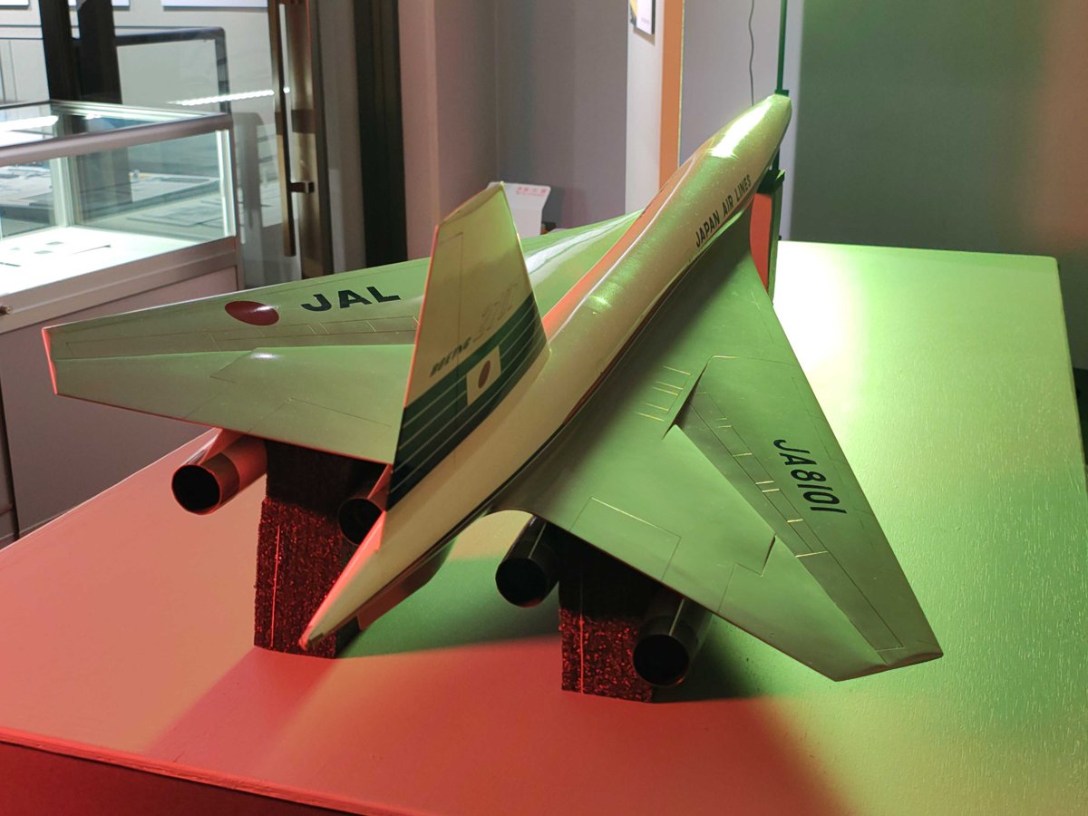 aeromuseum3416's tweet photo. いよいよ今月末で終了する #BOEING展 よりご案内です。
ご紹介する展示資料は、JAL（日本航空）よりお借りしたSST「BOEING 2707（1/50スケール）」です。 環境問題や開発費高騰等で実現には至りませんでしたが、成田空港が開港当初4,000m滑走路を備えた背景と深く関連する幻の機体です。 https://t.co/HGSWioQnos