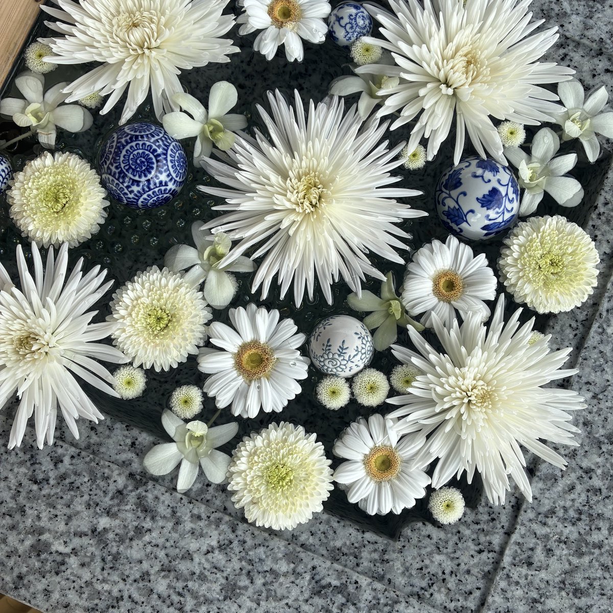 dicipeu's tweet photo. 今週の花手水

＊川越八幡宮 https://t.co/uVEw25cXts