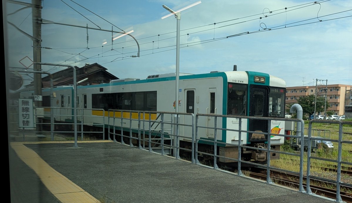 n_pineapp's tweet photo. 新庄駅から余目駅行きの列車（陸羽西線）に乗っていると思ったら、横堀駅行きの列車（奥羽本線）に乗ってたww　横堀駅行きが発車する前に気づいてよかったけど、次の余目行きは2時間後...🙄

写真は乗りそびれた余目駅行の列車、悔しい https://t.co/IWVusuDwbW