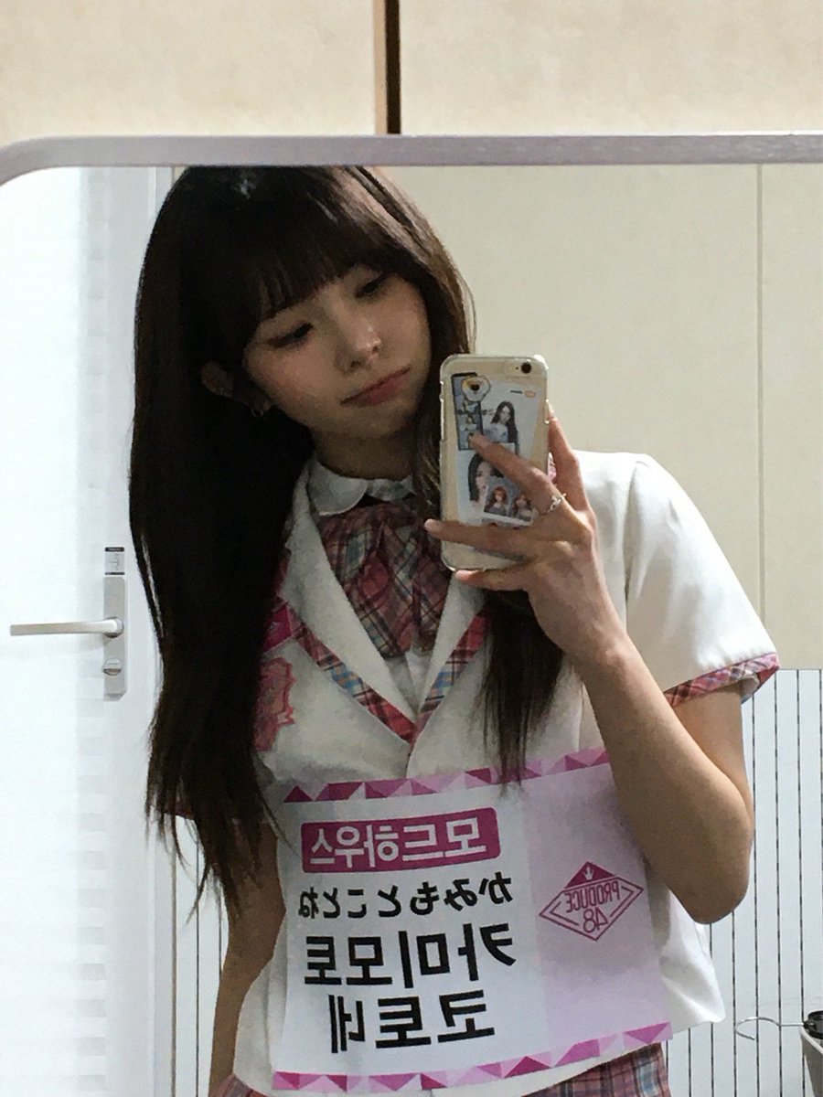 oddXinyeoubi's tweet photo. Kotone has added 2 more pics on her back phone so its now yooyeon, 2 jiyeons(?), and shion https://t.co/oKLP17e2aJ