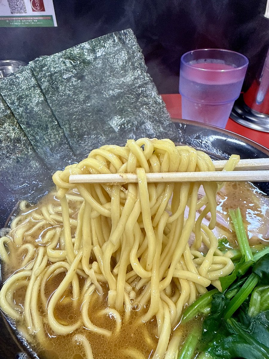 p_butayaro's tweet photo. #関内家 さんのチャーシューメン中
関内二郎さん正面に出来た家系ラーメン屋さん初訪問。田上家さんで修行したらしい？確かにその様な味わいで醤油のキレと旨味の効いたスープが美味しい❗️真砂家さん無き今、田上家さん系統の家系が関内にまた誕生したのは嬉しい✨ご馳走様でした😋
#家系ラーメン https://t.co/WbFggNv3b1
