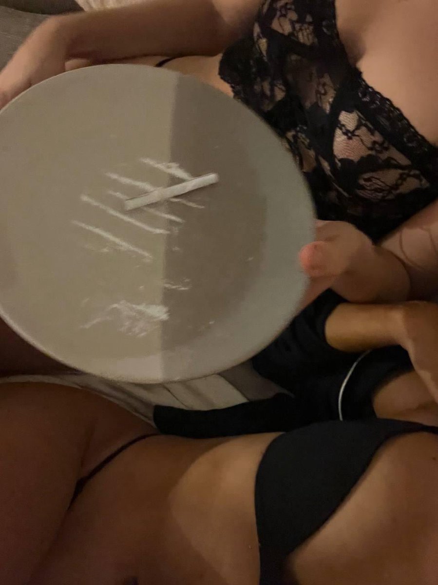 fucksmokiie's tweet photo. turning my innocent friend into as much as a cokeslut as I am #coketwt #cokewhore #drugtwt https://t.co/SNICSMpJMN