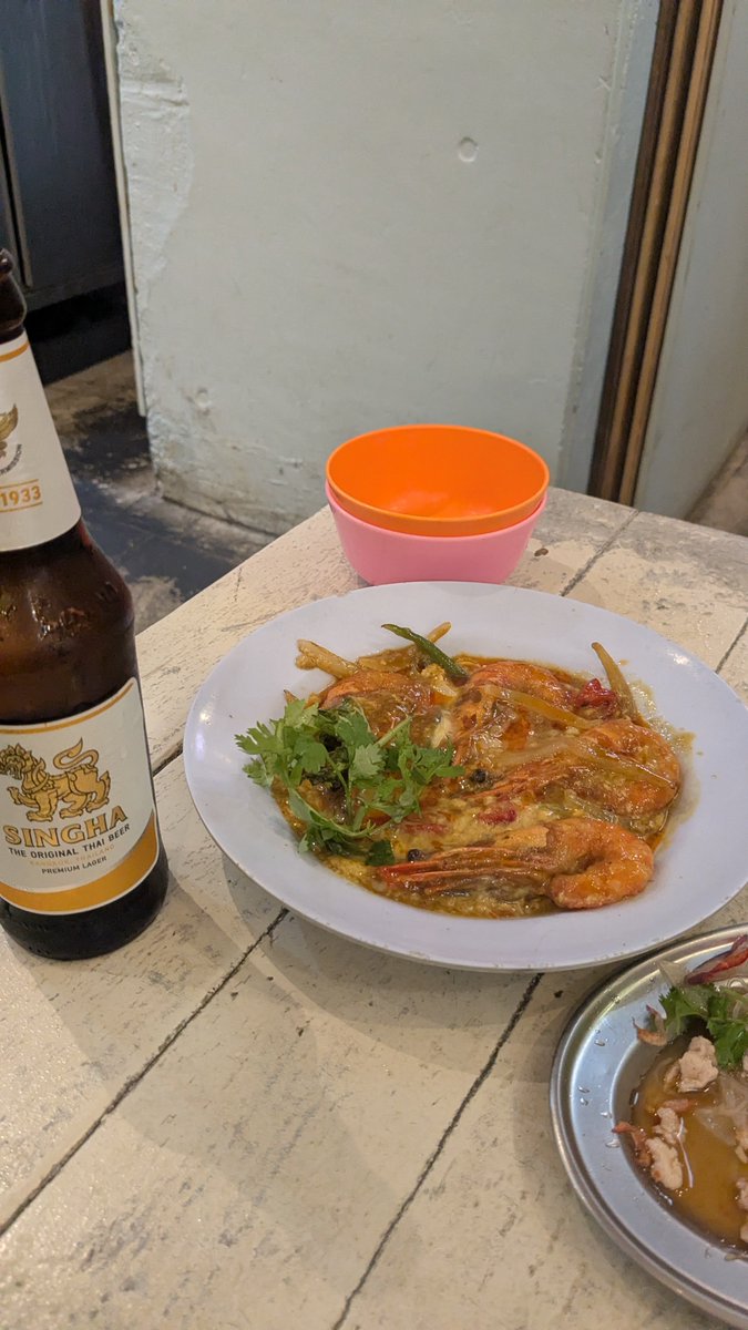 mengziQ's tweet photo. アジアン屋台バル クアトロ
安くて美味しい！ガパオライスもカオマンガイも食べたかったけど胃袋足りない😋
3枚目のペーパーチキンがチキン版生姜焼きみたいで美味しすぎる🤤名物らしい。
ムーガタ(4枚目)も美味しくて完成系撮り忘れた https://t.co/KCKDRJpTGj