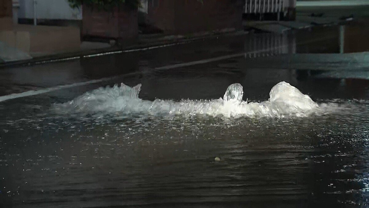 livedoornews's tweet photo. 【地震の影響】東京都内で断水が約100件、江東区など3カ所で水道管から水があふれ一時道路が冠水
https://t.co/W1zYpO70zC

地震発生後、江東区など3カ所で水道管から水があふれだし、一時道路が冠水する被害があった。原因は���気弁の不具合で、いずれも修復作業は完了している。 https://t.co/q5e1SD6M1Q