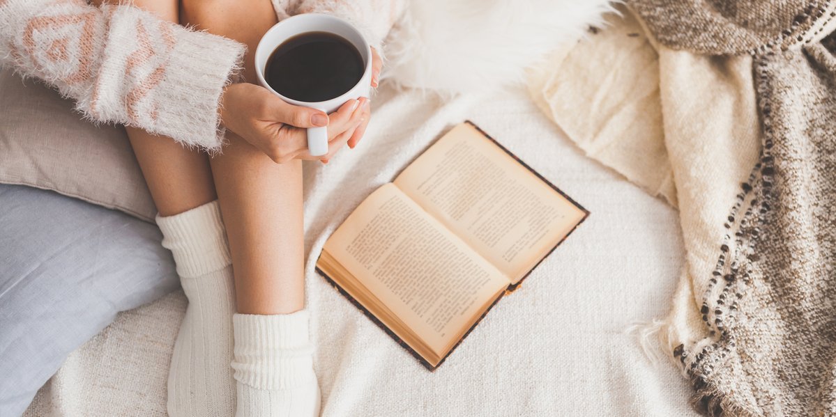 qjffnjH0eJAawVg's tweet photo. My lazy Sunday just hit different  curled up with a warm latte and a good book, no plans, all vibes. https://t.co/dYHHdWLMA3