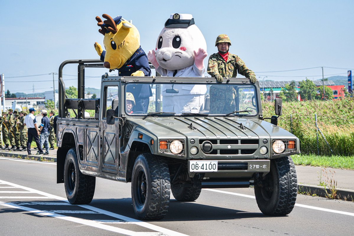 AFDrescue3's tweet photo. 旧水面貯木場上空で展示飛行するコブラほか

釧路駐屯地　釧路町まちなかパレード https://t.co/ElcFfNW7W1