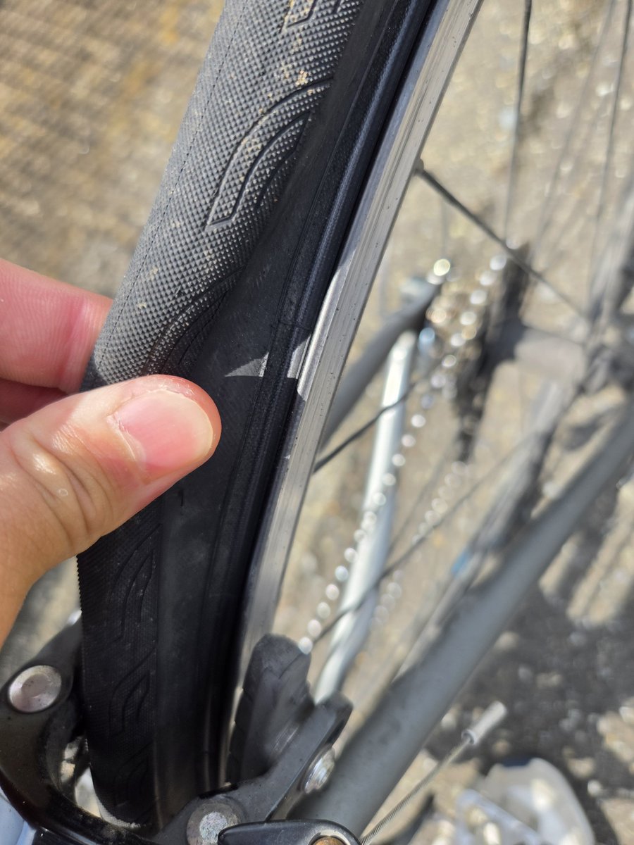 waserinn4's tweet photo. 若干合わないタイヤをはめ込んだ結果、昨日チューブがバーストしたのでコンチのタイヤに交換…反省や… https://t.co/PEgM58nWYf