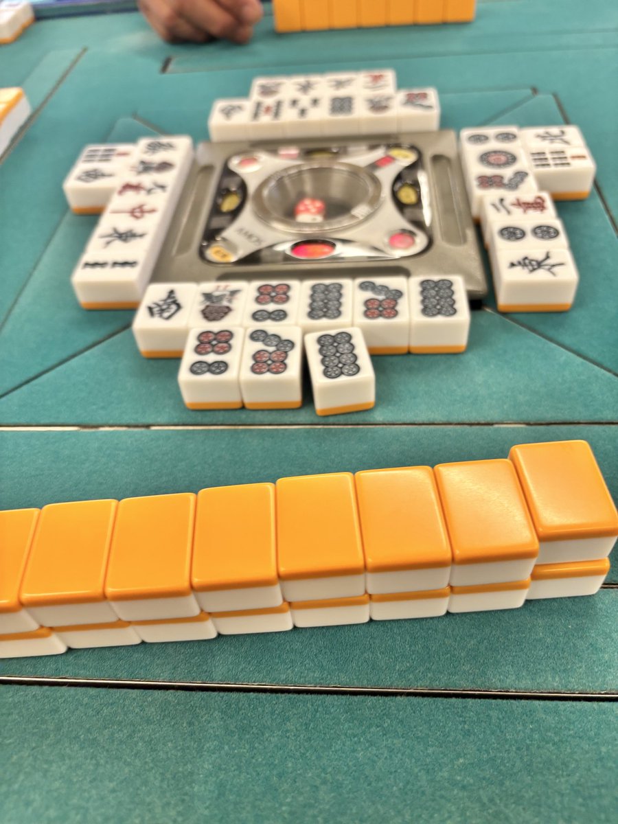 mahjongshisa's tweet photo. 昨日は福島清子プロゲストでした。天候も優れない中ご来店いただいたお客様ありがとうございました。おかげ様で大盛況でした。福島プロ、またお願いします！

さて、というわけで今日は皆様お待ちかね『しーさーの日』フリーのお客様、セットご希望のお客様、お待ちしてます！

フリーのお客様は3ゲーム毎にハズレなしのくじ引きチャンス、セットのお客様はこちらのポストをリポストしていただくだけで通常1h¥1760のところを1h¥880でご案内いたします！

てんちよ
小倉
相澤

ふくてんちよ
羽田
森田

でお待ちしてます！！

画像は先日完成した捨て一盃口。3巡目から全部ツモ切りなのがアピールポイントです。テヘ♩