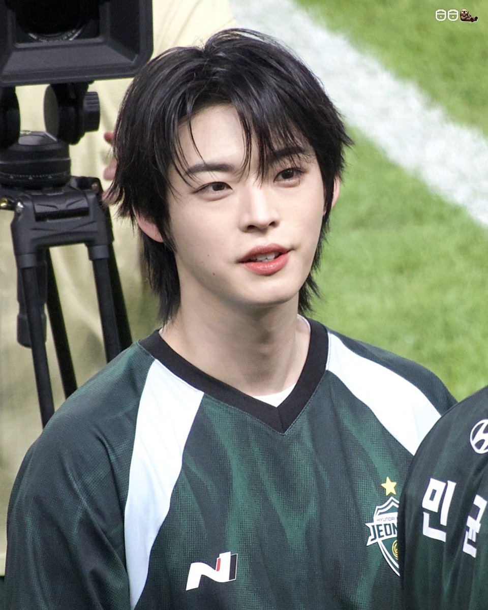 gyekfdl422's tweet photo. 260822 전북현대 시축

어떤 유니폼이든 착붙 효진 🙌🏻💚

#온앤오프 #효진 #ONF #HYOJIN https://t.co/AhIYaPS38E