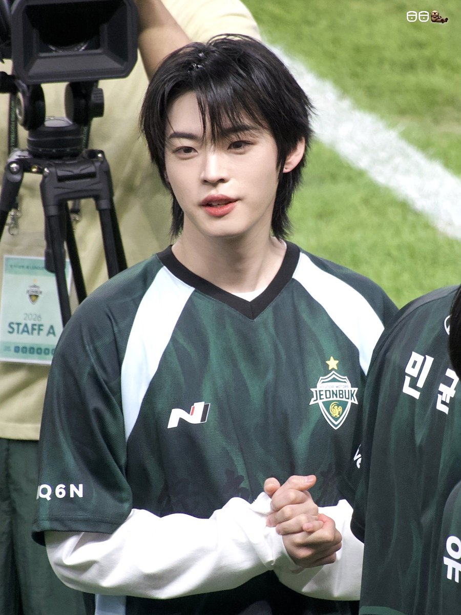 gyekfdl422's tweet photo. 260822 전북현대 시축

어떤 유니폼이든 착붙 효진 🙌🏻💚

#온앤오프 #효진 #ONF #HYOJIN https://t.co/AhIYaPS38E