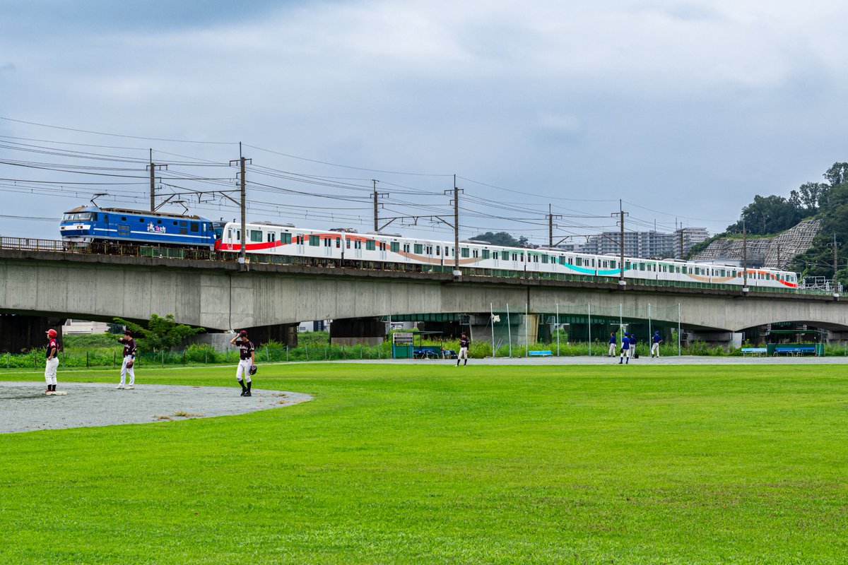 ef64_34's tweet photo. 8/23.  西武40000系「トキイロ」の甲種輸送を武蔵野線で(^_[◎]ﾊﾟﾁﾘ…とな。未明の地震で施行が危ぶまれましたが、ほぼ定刻で通過して行きました(^^)/ https://t.co/wxgcFAgs6j