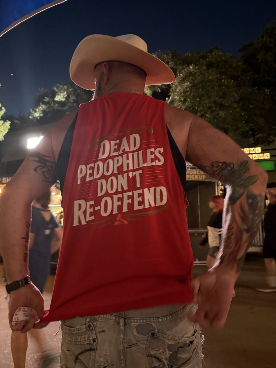 RatioTensions's tweet photo. @271k_only Saw this guy at the A7X show last night. https://t.co/3dx8XxicgW