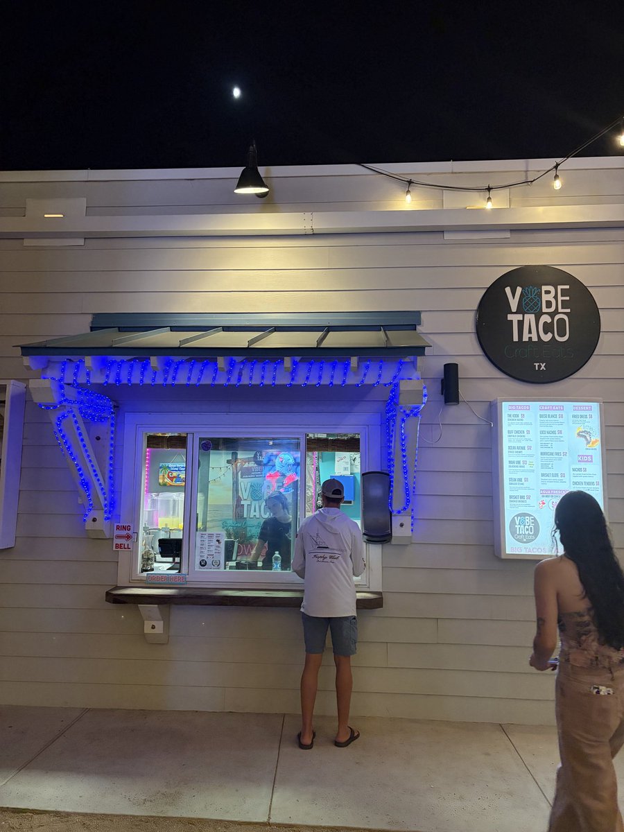 KCinatown's tweet photo. You’re looking for poor service in an attitude come to this little place at the ship yard.  I went up here to order two tacos and before I could even say something, they yelled at me that it would be 45 minute wait great customer service lol. https://t.co/277VPR6e5V