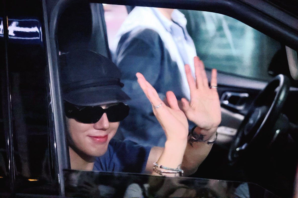 Sungyo_44's tweet photo. 260823 HKG✈️ICN 도착

@shfly3424  버블 보내면서 창문 내리는 오라버니ᝯ◂ ࠫ‘֊‘ ࠫ▾ಎ➹ ♡ 

#YESUNG #예성 #艺声 #イェソン
#SUPERJUNIOR #슈퍼주니어 https://t.co/Wq9aUibpix