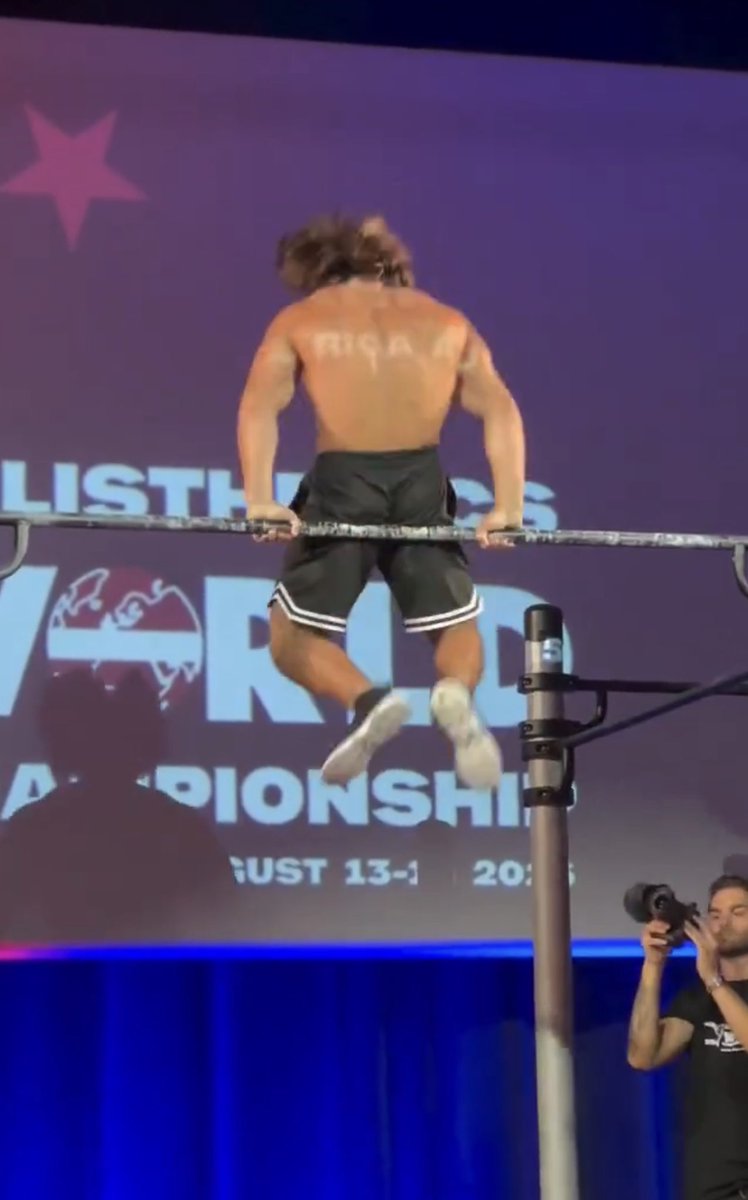 Goingdeepin's tweet photo. Bro’s ass muscles must be so damn metallic 😬 https://t.co/aUTVlIKXdL