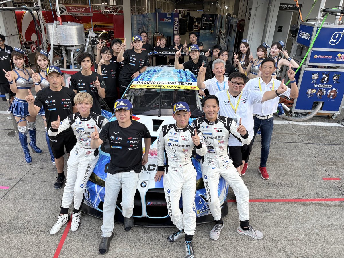 Rintaroofficial's tweet photo. PACIFIC RACING TEAMの歴史の中で初ポール！
ゆうたのQ1もトミーのQ2も素晴らしかった！

1番前からスタート出来る強みを最大限に活かしてチームと共に頑張ります！

お気に入りの写真は4番目📷
今回でチームから離れる学生もいる中で、背中からでも分かるぐらい嬉しそう！

#ウマ娘
#PRTxウマ娘
#supergt
#m4gt3evo