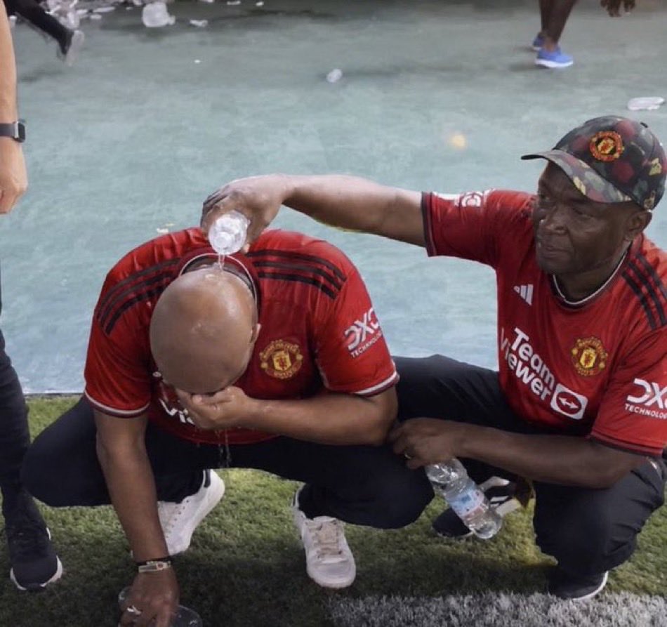 Itz_Jackson_'s tweet photo. This is the Manchester United we used to know and I’m happy they’ve realized their worth 😂
Na this leg them wan use carry league? https://t.co/wGqzeF979a