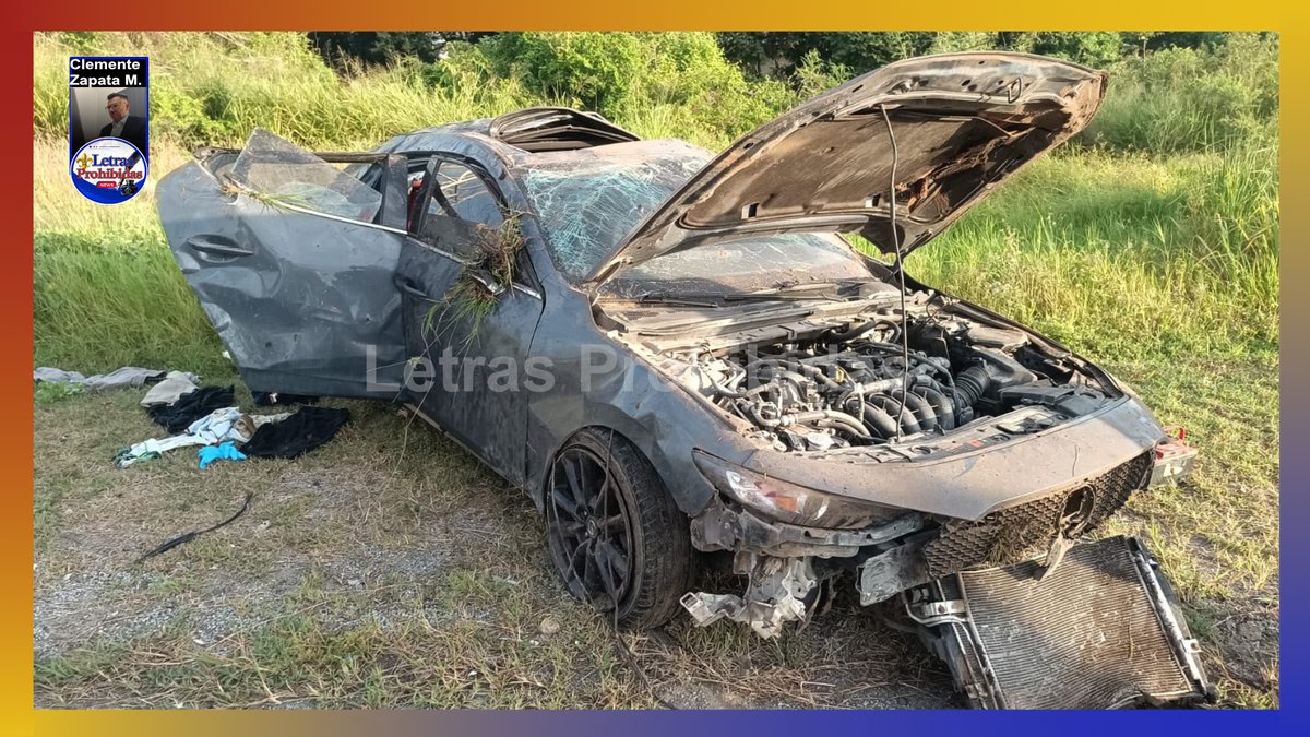LetrasNews's tweet photo. Muere en volcadura y otra persona queda herida de gravedad

Clemente Zapata M./LetrasProhibidas
ALTAMIRA, Tamaulipas. —Un aparatoso accidente ocurrido durante las primeras horas de este sábado en el municipio de Altamira dejó como saldo una persona sin vida y otra gravemente lesionada, luego de que el vehículo en el que viajaban se desbarrancara desde el desnivel de un distribuidor vial y diera varias volteretas.
El percance se registró en el puente que conecta los bulevares Primex y de Los Ríos con el Corredor Urbano "Luis Donaldo Colosio", donde quedó involucrado un automóvil Mazda de color gris y modelo reciente, lo que provocó una intensa movilización de cuerpos de emergencia y autoridades.
De acuerdo con el reporte, el conductor perdió el control del volante, presuntamente por exceso de velocidad, lo que ocasionó que la unidad saliera del desnivel y cayera, dando varias volteretas hasta terminar nuevamente sobre sus cuatro ruedas. Debido a la violencia del impacto, los dos ocupantes salieron despedidos del automóvil.
Paramédicos de la Central de Emergencias de la zona portuaria y Bomberos Voluntarios de Tamaulipas acudieron al lugar y confirmaron que uno de los tripulantes ya no contaba con signos vitales, siendo localizado sobre la cinta asfáltica. El segundo ocupante resultó con lesiones graves y fue trasladado de urgencia a un hospital para recibir atención médica.
La zona fue acordonada por elementos de la Guardia Nacional, mientras que personal de la Fiscalía General de Justicia del Estado de Tamaulipas acudió al sitio para realizar las diligencias correspondientes, dar fe del fallecimiento y ordenar el levantamiento del cuerpo.
Las autoridades ministeriales iniciaron las investigaciones correspondientes para determinar con precisión las causas del fatal accidente.