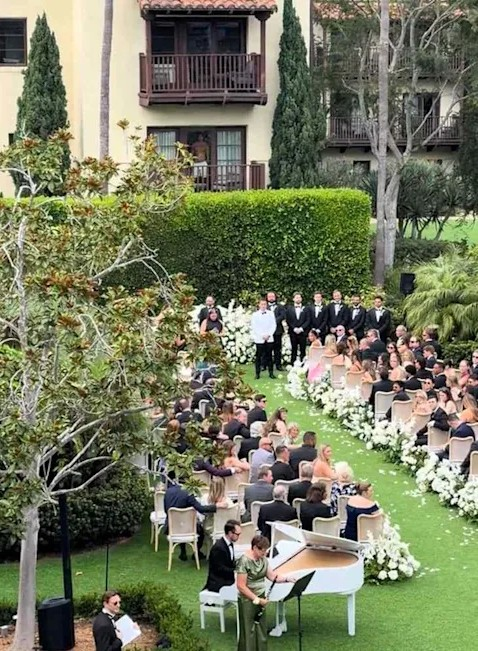 AcervoCharts's tweet photo. Homem sem camisa assistiu a uma cerimônia de casamento da varanda do hotel, bem na frente da noiva. https://t.co/hW3UlIoNx7