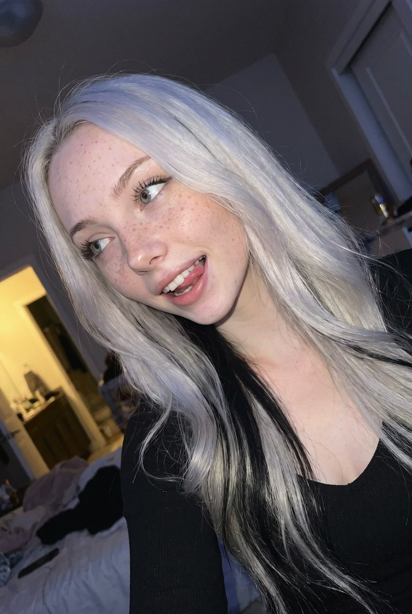 missmaevebby's tweet photo. how i look at your wallet ♡ https://t.co/ILVfYNDsgI