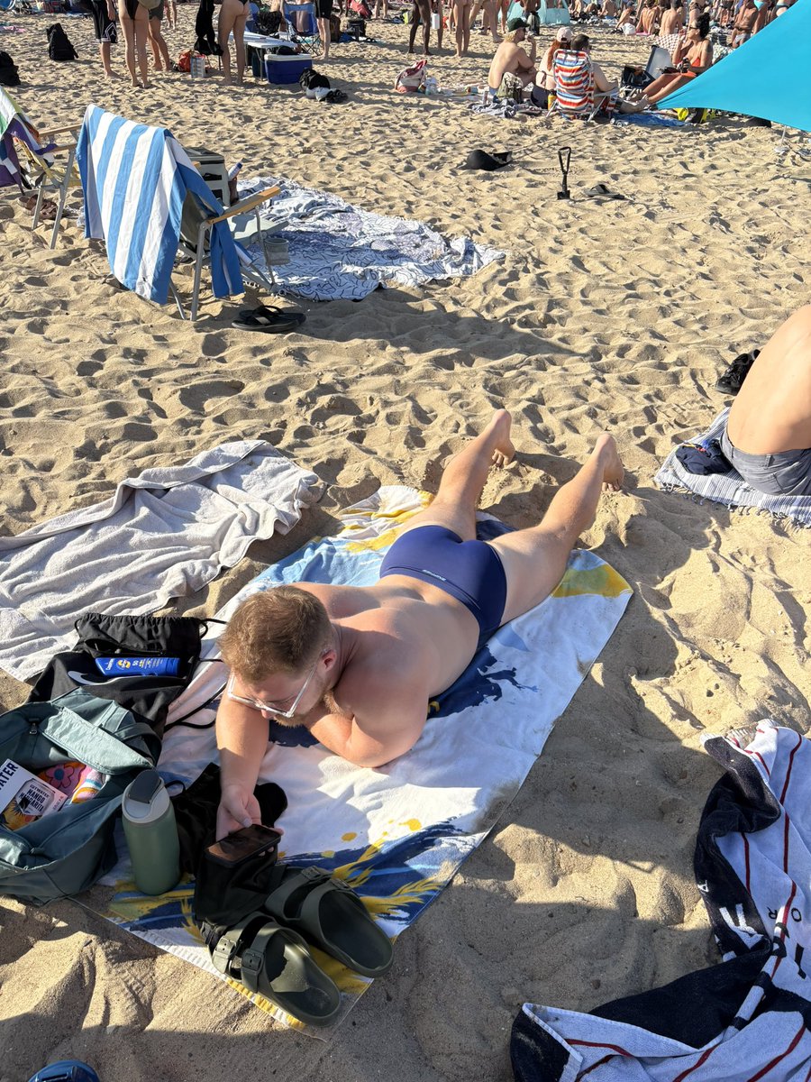 BlackLanterrn's tweet photo. Beach day w/ @chibeefish https://t.co/NufYAEv9Hq