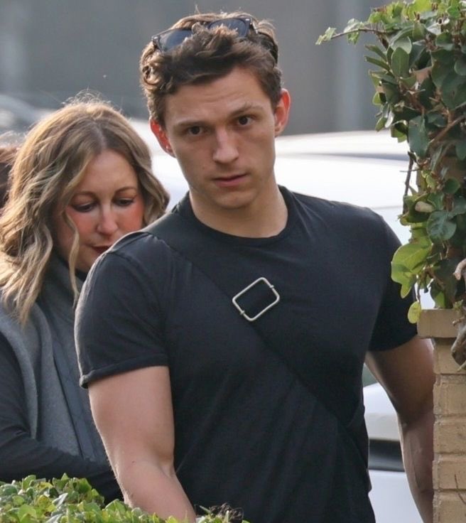 TomHolland4K's tweet photo. He's all grown up https://t.co/hblYpGIGg3
