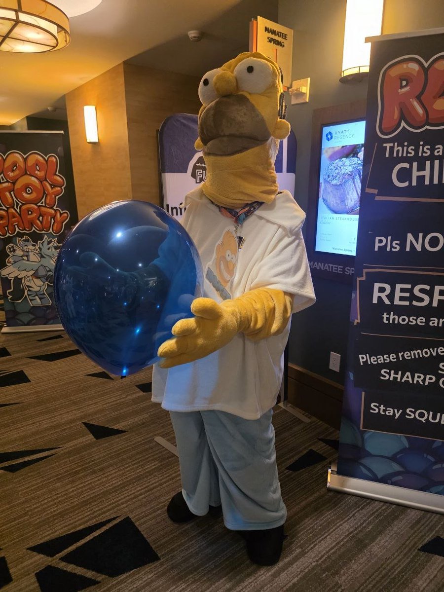 DonutDropper56's tweet photo. Oooo shiny balloon! https://t.co/zRoJhb73aO