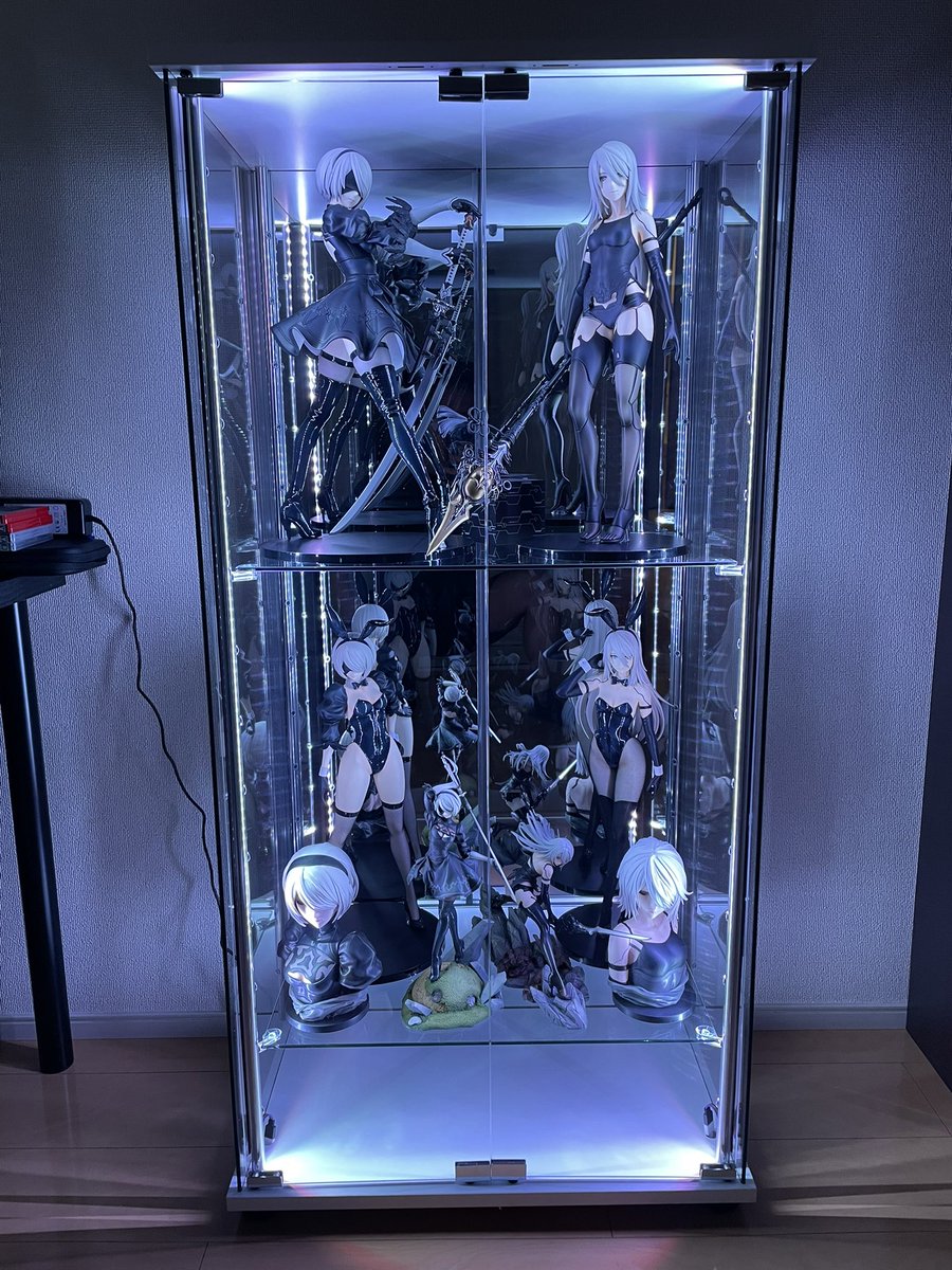 Super_hatanysan's tweet photo. 昨日は待ちに待ってた人生初コレクションケース組み立てて、開封待ちしてたNieRフィギュアたちを一気に飾ることができた！
1/4スケールフィギュアは細部の造形がすごくて飾りがいがある✨✨
#地球家具　#NieR https://t.co/L9g4bYZ52m