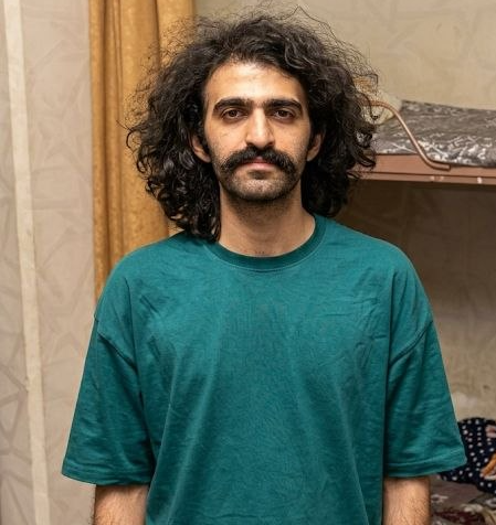 SharifiZarchi's tweet photo. امین هادوی، دانشجوی سابق کامپیوتر دانشگاه صنعتی آریامهر و دانشجوی فعلی دانشگاه تهران از ۴۰ روز پیش تاکنون توسط نیروهای امنیتی در بازداشت است. آشنایان و دوستانش تا پیش از این از دستگیری او اطلاع نداشتند.
جمهوری اسلامی، انتقام رهبرش را از دانشجویان می‌گیرد. https://t.co/ftaao2yPG9