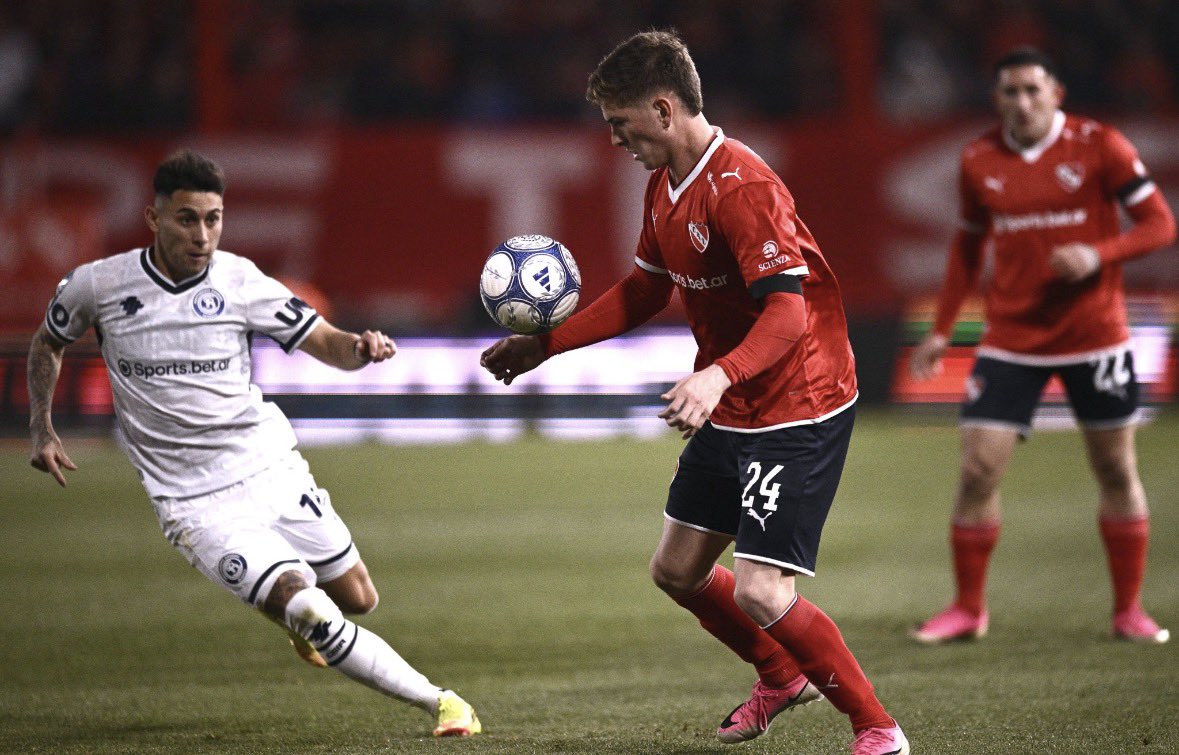 ramiroamadio's tweet photo. Muy poquito de Independiente en la primera mitad, Montiel está decidiendo mal pero se hace cargo de la pelota, el equipo oriundo de Mendoza llega con más claridad de contragolpe. 

Independiente 0-0 Ind. Mendoza.

#TorneoClausura. https://t.co/KzB4rF3fep