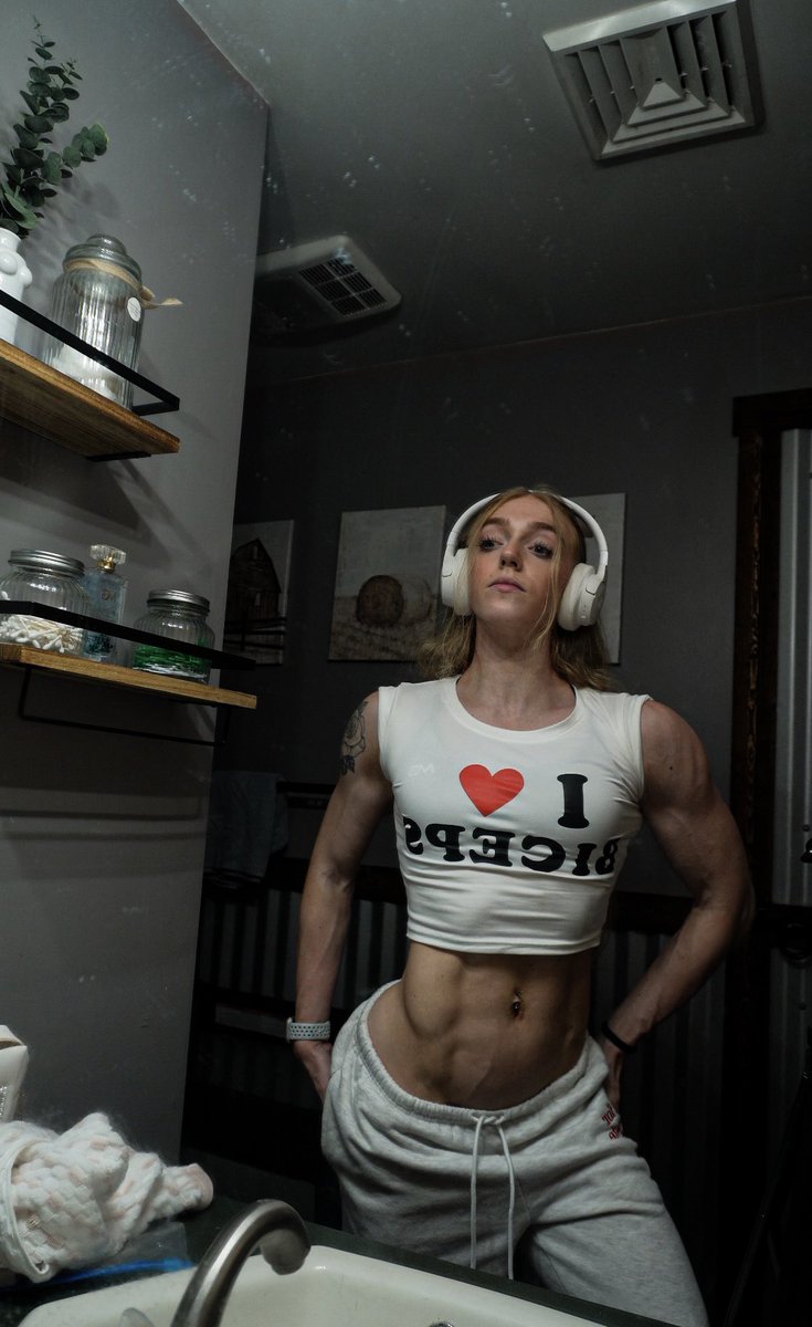 kenziefitnz's tweet photo. my biceps tho https://t.co/FYEFzxqcfm