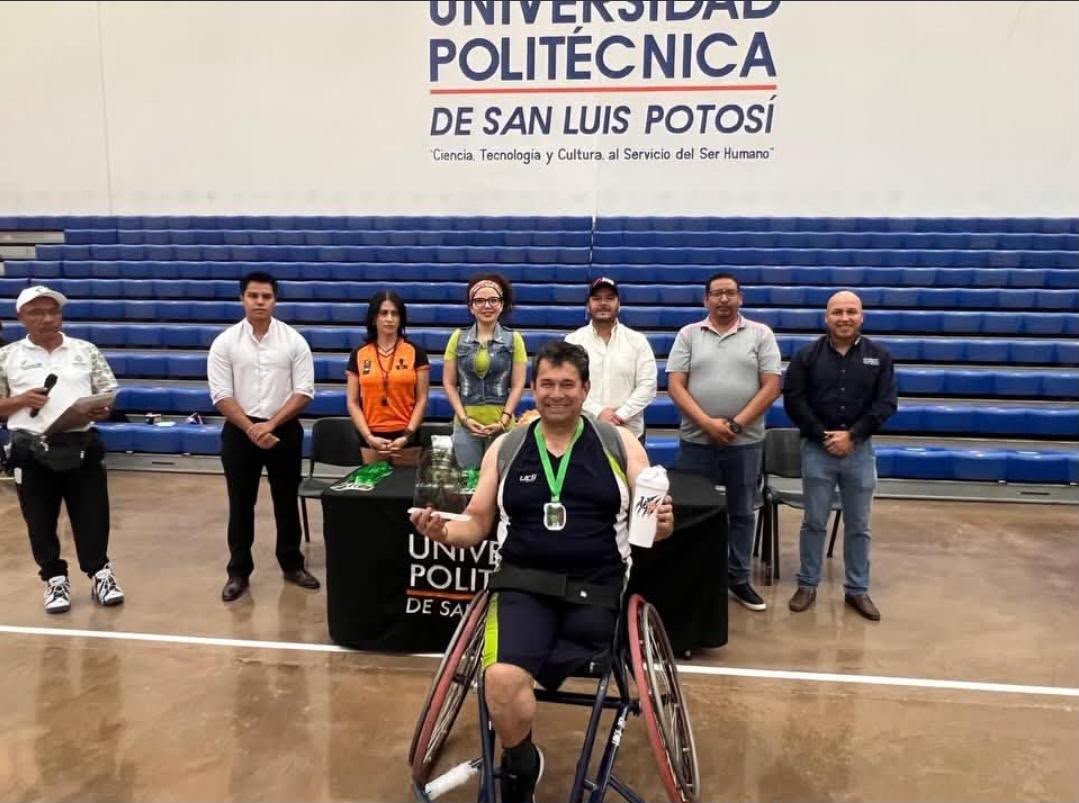 GobEdoSLP's tweet photo. ♿🏀 ¡Talento sin límites en la FENAPO! La Copa de Básquetbol sobre Silla de Ruedas reconoció la disciplina y pasión de atletas que hacen del deporte un espacio de inclusión. 

#RicardoGallardo #PotosíSinLímites #SanLuisPotosí #ElCambioQueSeVive #DeporteAdaptado @RGC_Mx https://t.co/CdIm7DnbZ0