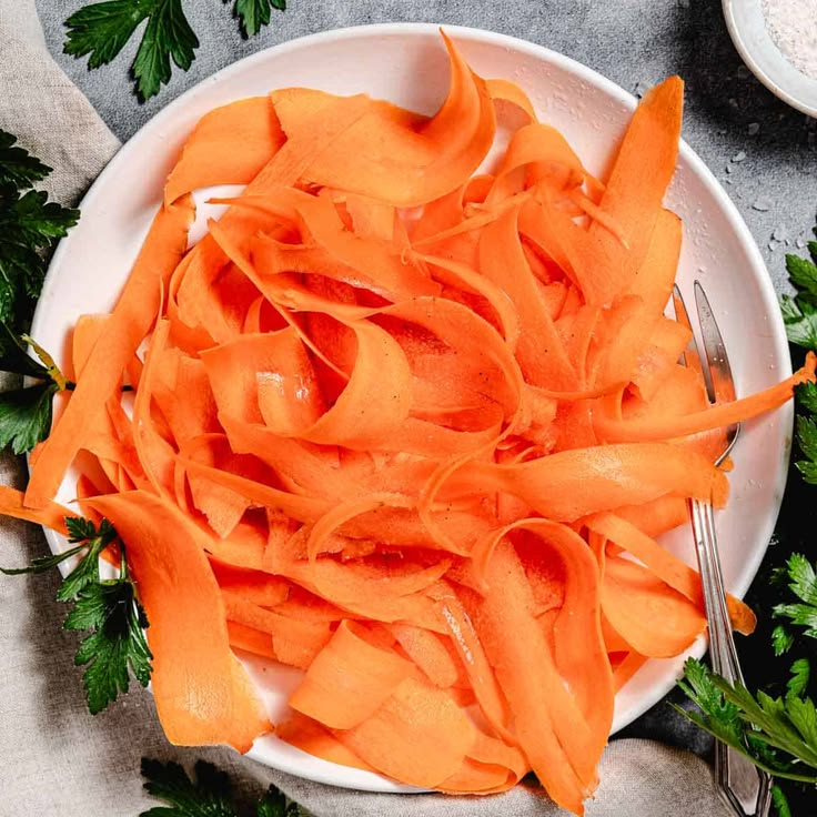 thyroiddriven's tweet photo. This cheap vegetable has fixed more gut health problems than most supplements have ever done

Carrots. Raw

- They contain insoluble fiber. A type of fiber bacteria can't ferment in the gut

While soluble fiber can cause gas, bloating, and discomfort in people with slow transit, insoluble fiber just passes through the whole intestine, as if it was brooming all residue out of your body 

- Falcarinol and falcarindiol

These are natural polyacetylenes in the root with documented antibacterial activity, helping you clear excess bacteria. Less bacterial load means less endotoxin load

They also have antifungal properties

- Carrots help clear waste the liver already dumped into bile

They help the bile excrete inflammatory agents like estrogen and heavy metals by preventing the reabsorption of these on the way out. The reduced inflammation also suppresses serotonin production in the gut

Cooked carrots lose most of these properties

You can shred the carrots lengthwise to keep the fibers whole, or shred them more finely if your gut is more delicate

White vinegar, salt and coconut oil synergize with the antimicrobial properties. But you can add whatever you want to it

I personally do finely shredded, with just lemon and salt