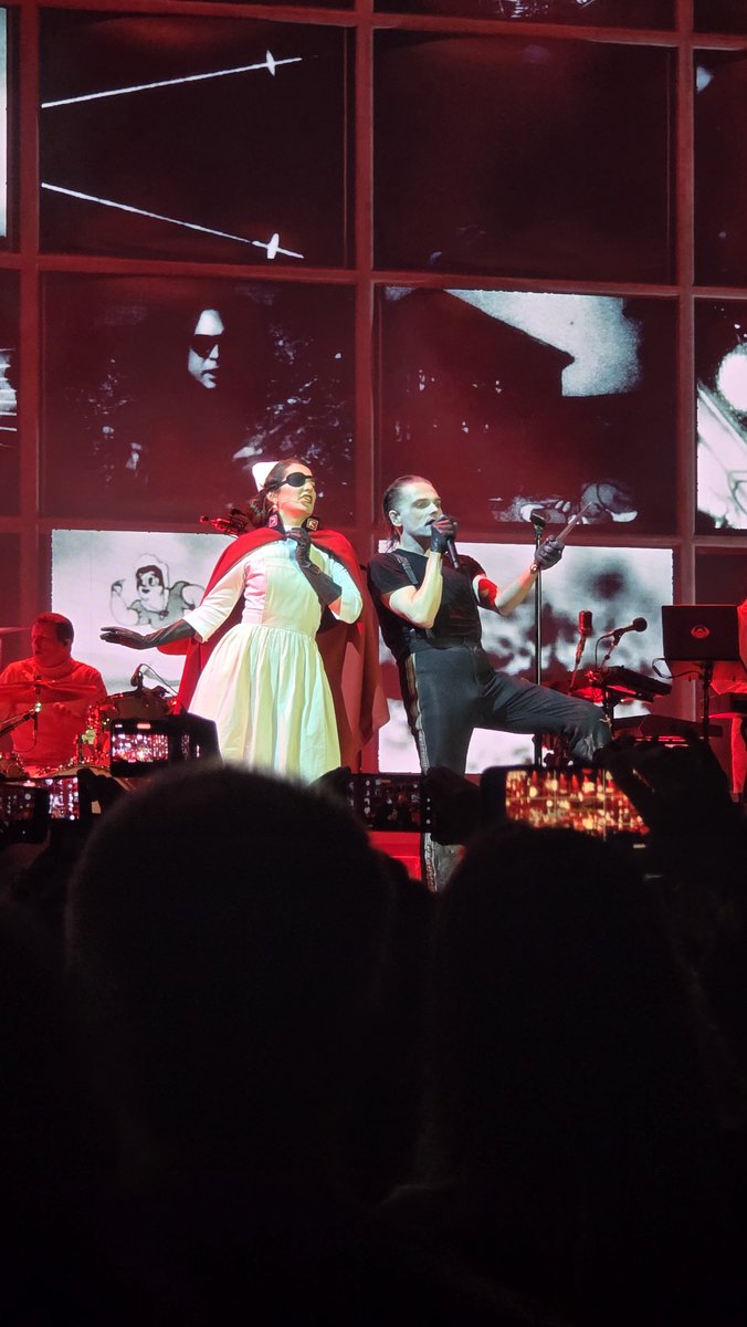 decimate_stars's tweet photo. Gerard x Sylvia #mcrdetroit https://t.co/Yf4e7fm9HO