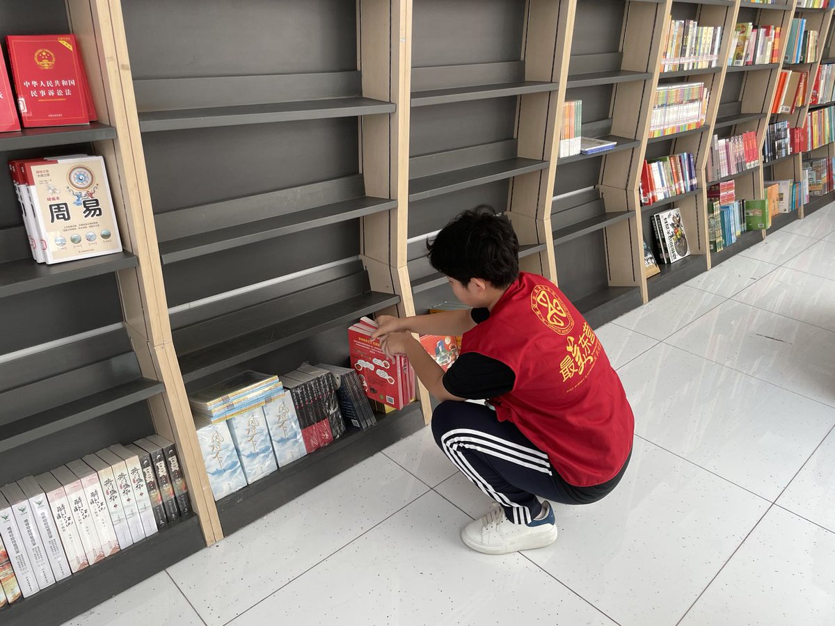 CHAM7003's tweet photo. 今天在社区旧物置换市集当志愿者，帮阿婆整理书籍时她塞给我一本泛黄的小人书，说这是她的童年，能帮旧东西找到新主人真的太开心啦！ https://t.co/iFAtWO9Upt