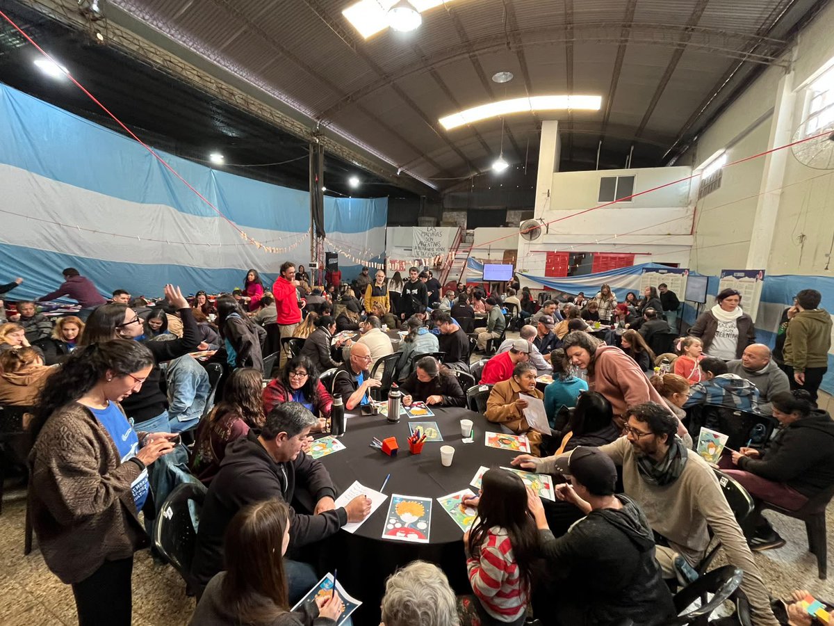 juanmonteverde's tweet photo. Hermoso sábado en el Sudoeste. En tiempos donde quieren que al de al lado no lo reconozcamos, que no conversemos, tener este tipo de espacios es fundamental. Todos en pie de igualdad, construyendo la ciudad que nos merecemos. La Rosario que viene.

Seguimos ❤️ https://t.co/dkzgZC3Dzy