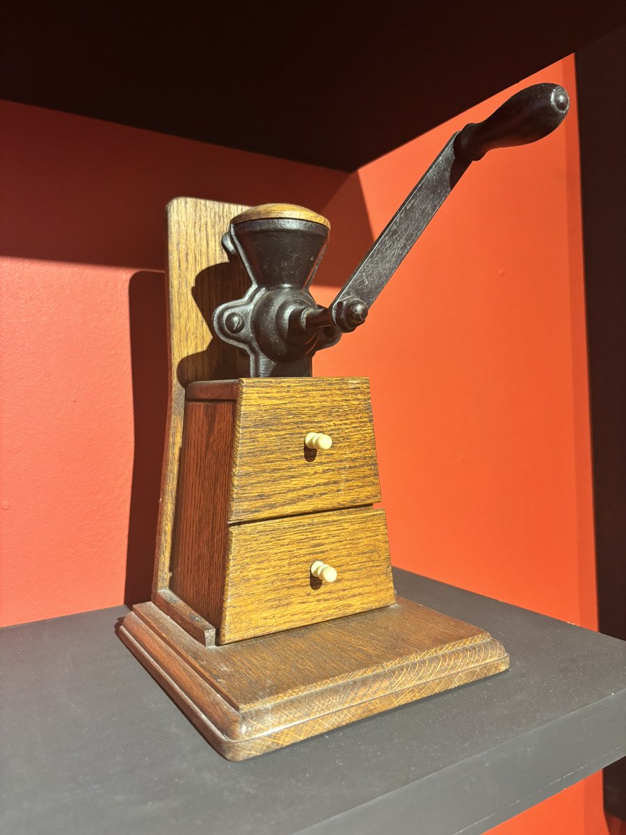 MUSEOMODO's tweet photo. ¿Sabes qué objeto es?

Cuando lo vimos por primera vez nos quedamos con el ojo cuadrado… 🤯
Su forma, su historia y su uso nos hicieron preguntarnos: ¿para qué servirá?

¿Tú sabes qué es? Déjanos tu respuesta 👇 https://t.co/5KR4iyXVmL
