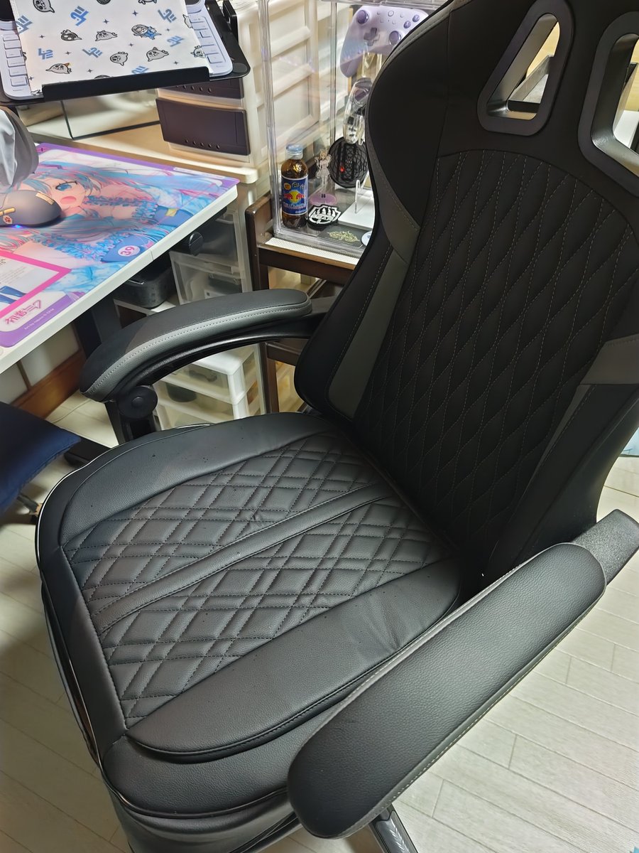 HatadaMondman's tweet photo. 約10年使った椅子がさすがにボロくなったので買い替えた　
さよならスカイラインからずっと使ってたRECARO　ありがとう(;_;) https://t.co/hDdZCpLV9p