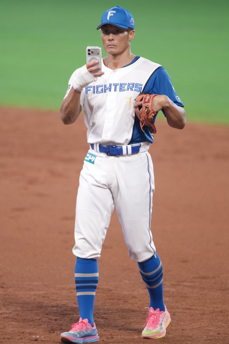 galbo52's tweet photo. 一塁の守備についたのに携帯で動画撮っててベンチから注意されたのになんで注意されてるかわかってない糸井嘉男(45歳) https://t.co/9Al4pyT79M