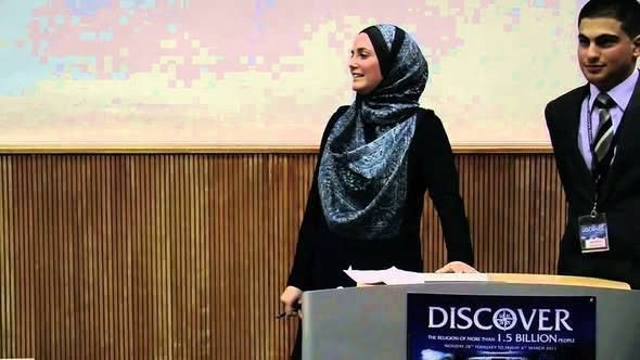 Ferdi_Karabasan's tweet photo. Sinema Oyuncusu MYRIAM FRANCOIS, Cambridge Üniversitesin'den Mezun Olur, 21 Yaşında İslam'a Girer.Türk Asıllı İngiliz'le Evlenip 'CERRAH' Soyadını Alır..

Dinleyelim.

"ÖNCEDEN, ALLAH'a' İnanmıyordum.. Bir Arkadaşının Kur'an'da Var Zannettiğim Yanlışlarını Bulmak İçin Öfkeyle Kur'an Okudum, Fatiha Suresi, Hristiyan'lık Hakkındaki Şüphelerimden Çoğunu Açığa Çıkardı.. Hz Muhammed'i (s a v), Öncülleri Hz Musa (a s), Hz İsa (a s) ve Hz İbrahim (a s) gibi Çok Önemli Bir Misyona Sahip Bir Adam Olarak Tanıdım."

"KUR'AN, Felsefecilerin En Temel Olan, 'Neden Buradayız' Sorusunu Yanıtladı.."Özellikle Sabah Namazı Kılarken Ruhunun Huzur Bulduğunu Belirten Myriam François, "Öyle Bir An ki; Herkes Uyurken Siz İbadet Yapıyorsunuz. Bu Bambaşka Bir Duygu. 

İslamiyet, Temas Ettiği Her Kültürü En Kâmil Şekilde Zenginleştiren Ahlak ve Değerler Bütünüdür" diyor Weniger anzeigen