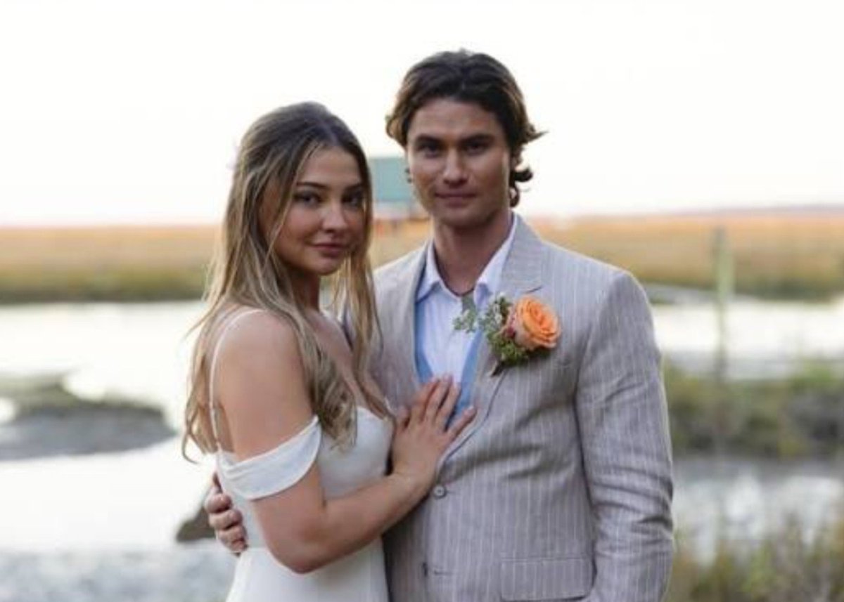 Obxfanalways's tweet photo. John b wearing JJs necklace at the wedding, JJ seeing Sarah's wedding dress in season 1, Pope leaving room for JJ at the wedding, The baby being named JJ oh my heart https://t.co/4f0WFkaSys