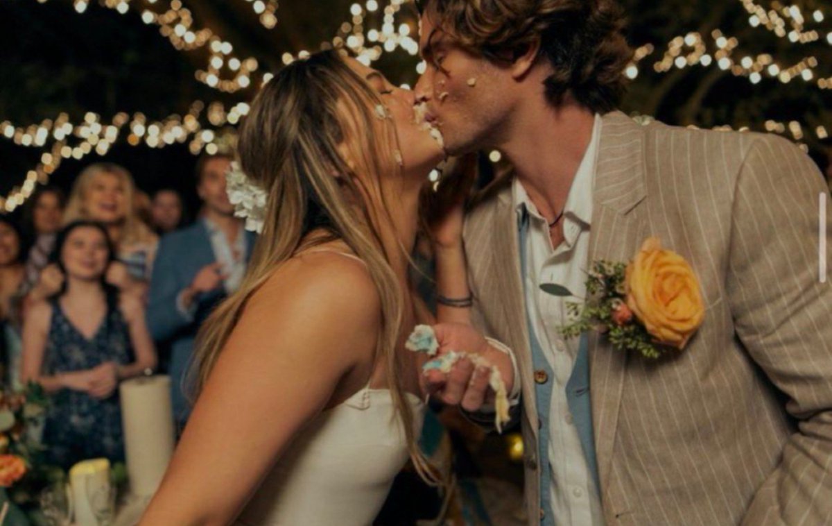 Obxfanalways's tweet photo. John b wearing JJs necklace at the wedding, JJ seeing Sarah's wedding dress in season 1, Pope leaving room for JJ at the wedding, The baby being named JJ oh my heart https://t.co/4f0WFkaSys