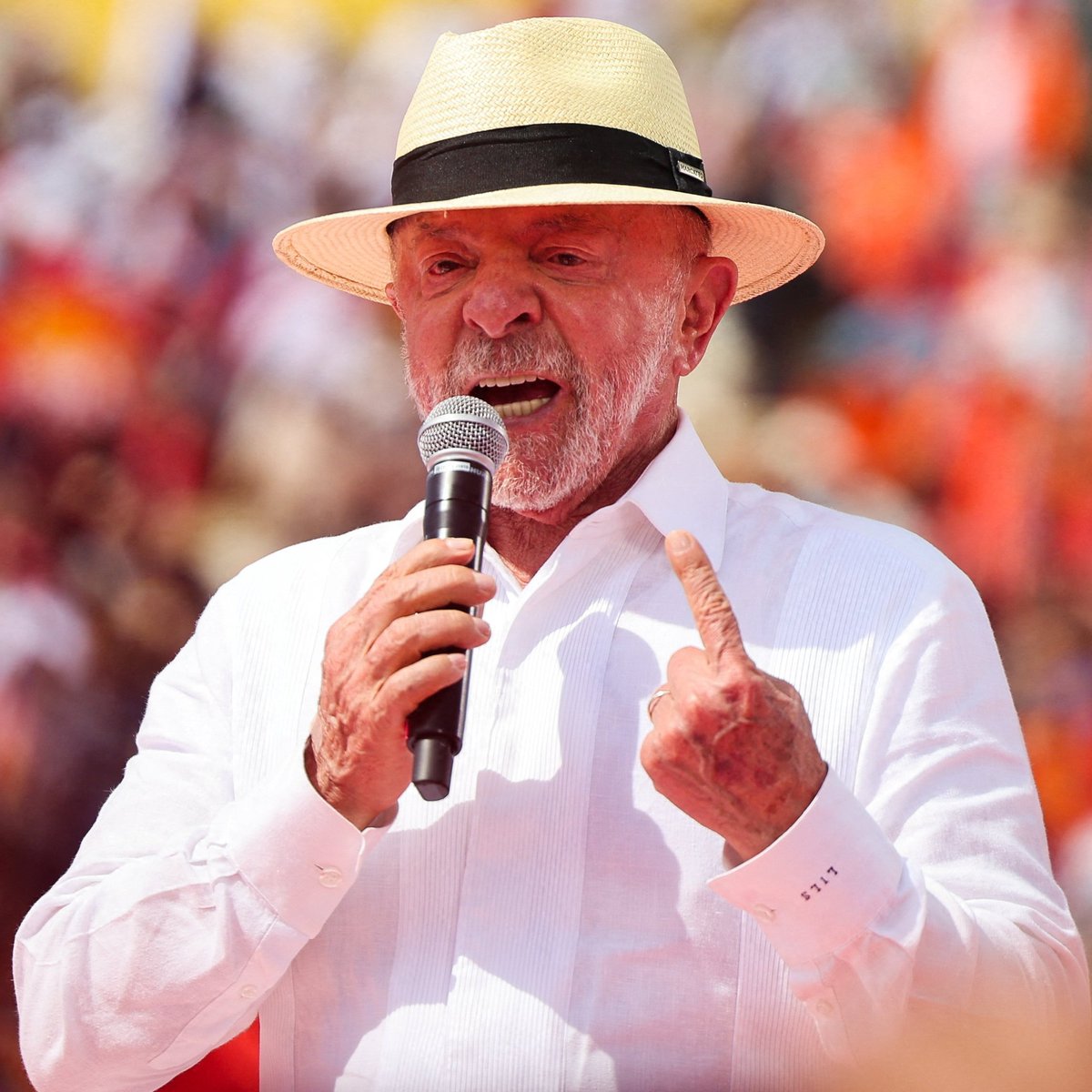 republiqueBRA's tweet photo. 🚔 💥 Lula promete que, se reeleito, vai retirar as facções criminosas dos territórios do Rio de Janeiro e devolvê-los à população, sem “matar 100 ou 200” criminosos:

🗣️ “Nós vamos tirar os bandidos do território de vocês. E vamos devolver o território para o povo do Rio de Janeiro. Não vamos fazer Carnaval, pirotecnia, matar 100 ou 200. Nós vamos prendê-los.”