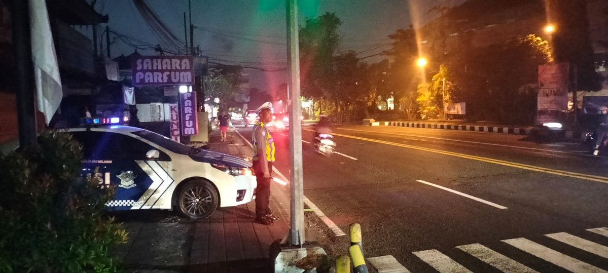 tmcbadung's tweet photo. Personil Satlantas melaksanakan pengaturan dan patroli dini hari di simpang mangupura. 
. 
. 
Dihimbau kepada pengguna jalan agar selalu tertib dan menjaga keselamatan dijalan raya https://t.co/69bUbWQnA6