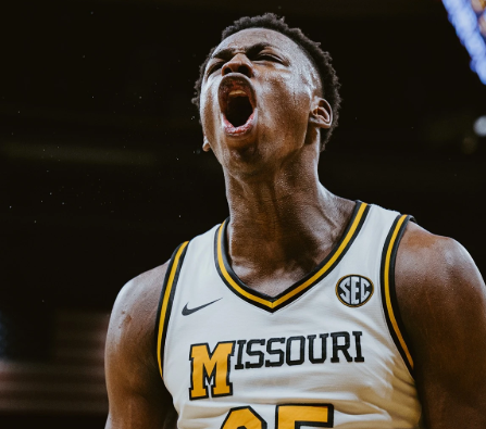 Aaron_Torres's tweet photo. It's official: Missouri forward Mark Mitchell commits to Kentucky.

All SEC forward. Gives Kentucky the size and physicality they were lacking.

Mark Pope officially has all the pieces for the 2026-2027 season.

Kentucky has the roster to compete with just about anyone 😤😤 https://t.co/mX8eRZ2j1t