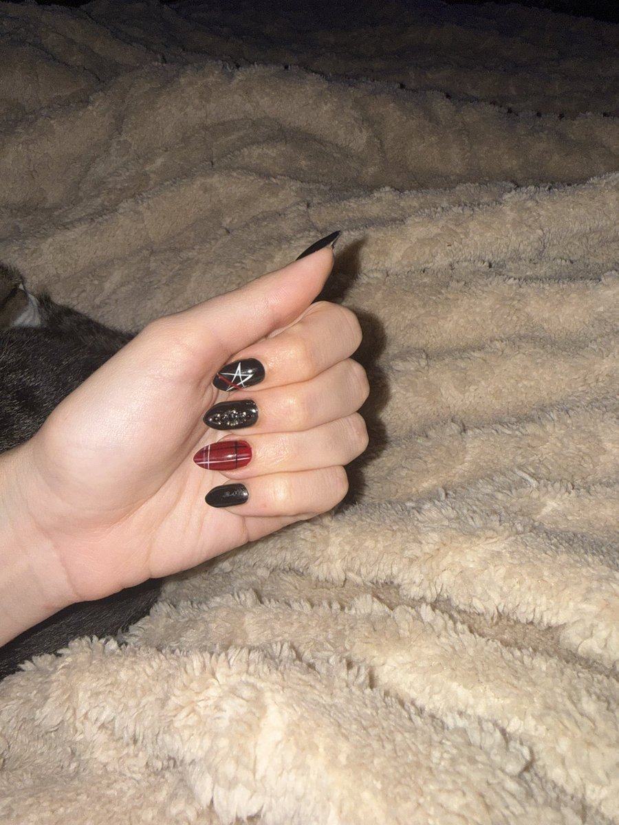 sheismothering's tweet photo. Acá las uñas que me hice para el primer river amorr!!
Las dejo de inspooo (me voy a hacer otro diseño) https://t.co/G65nUJkaEw