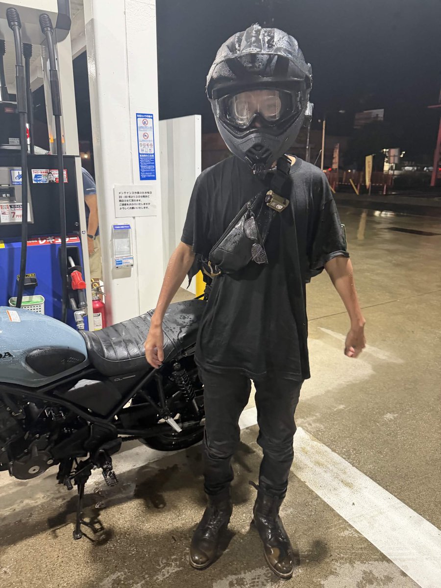 Haya10x2's tweet photo. 昨日は大雨の中バイクを走らせて、ブーツの中までびしょ濡れになりながらコインランドリー行って、快活で就寝。
そしたら2時くらいに緊急地震速報に起こされたけど、目覚まし時計のごとく止めて揺れなんてお構いなしに寝ましたw https://t.co/EdHRc9ls9t