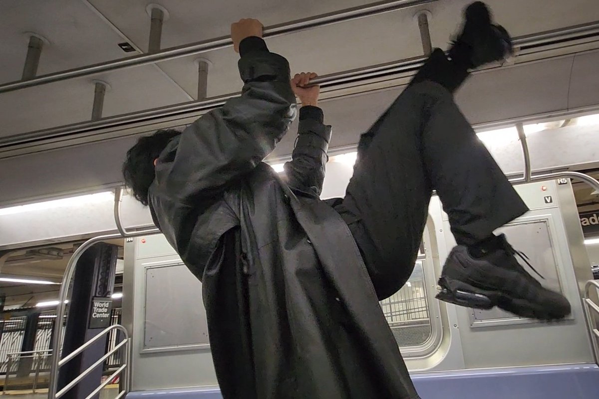 TwizzyVra's tweet photo. Kagurabachi episode so fucking good im doing flips on the train https://t.co/7VNmxV7mjj